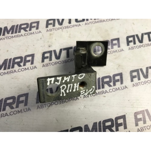 Петля передней левой двери нижний Fiat Punto 3 2005-2018 51825648